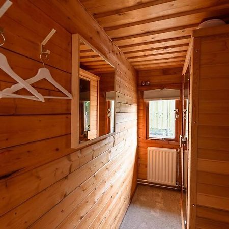 Spacious Wooden Cottage With Infra-Red Sauna At Veluwe Putten Luaran gambar