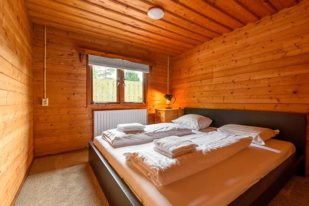Spacious Wooden Cottage With Infra-Red Sauna At Veluwe Putten Luaran gambar