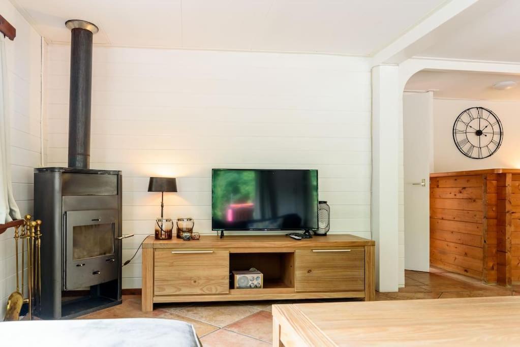 Spacious Wooden Cottage With Infra-Red Sauna At Veluwe Putten Luaran gambar
