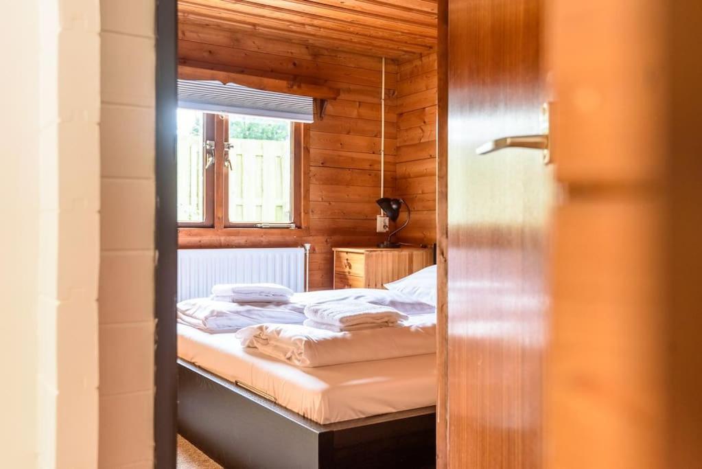 Spacious Wooden Cottage With Infra-Red Sauna At Veluwe Putten Luaran gambar